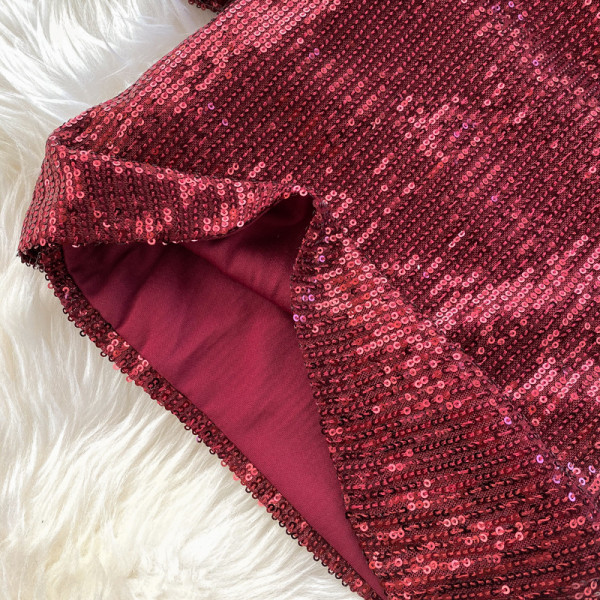 Modern női ruha spitz nyakkivágással, zöld, piros és fekete flitterekkel