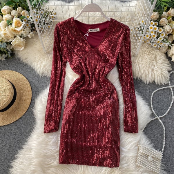 Modern női ruha spitz nyakkivágással, zöld, piros és fekete flitterekkel