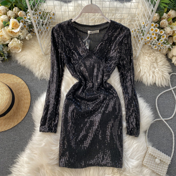 Modern női ruha spitz nyakkivágással, zöld, piros és fekete flitterekkel