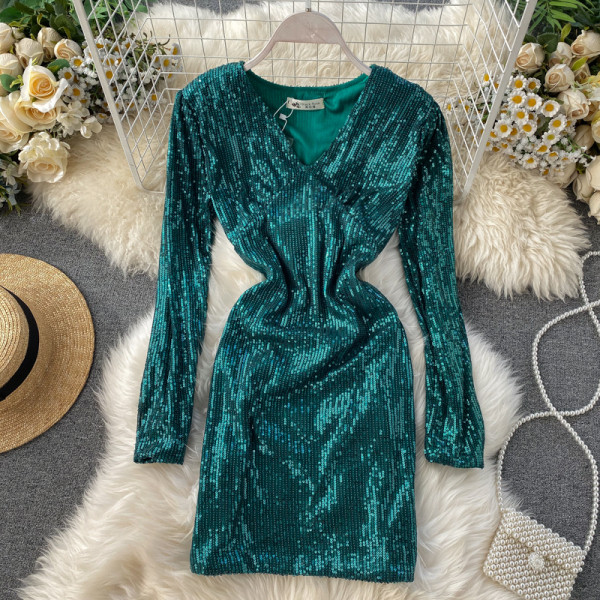 Modern női ruha spitz nyakkivágással, zöld, piros és fekete flitterekkel