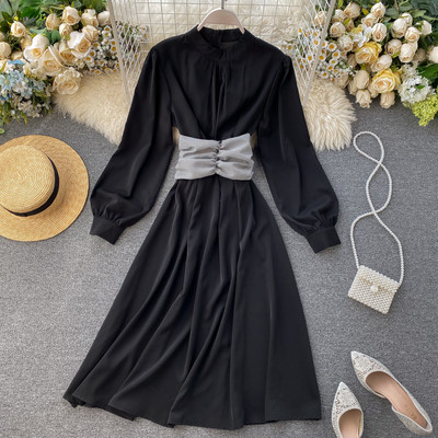 Hosszú, modern női ruha széles ujjakkal és O-nyakú sárga, piros, kék, rózsaszín, zöld és fekete színekben