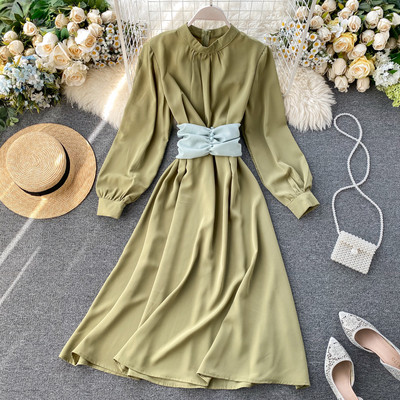 Hosszú, modern női ruha széles ujjakkal és O-nyakú sárga, piros, kék, rózsaszín, zöld és fekete színekben