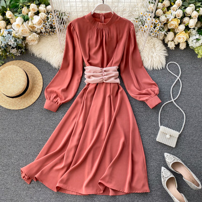 Hosszú, modern női ruha széles ujjakkal és O-nyakú sárga, piros, kék, rózsaszín, zöld és fekete színekben