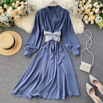 Hosszú, modern női ruha széles ujjakkal és O-nyakú sárga, piros, kék, rózsaszín, zöld és fekete színekben