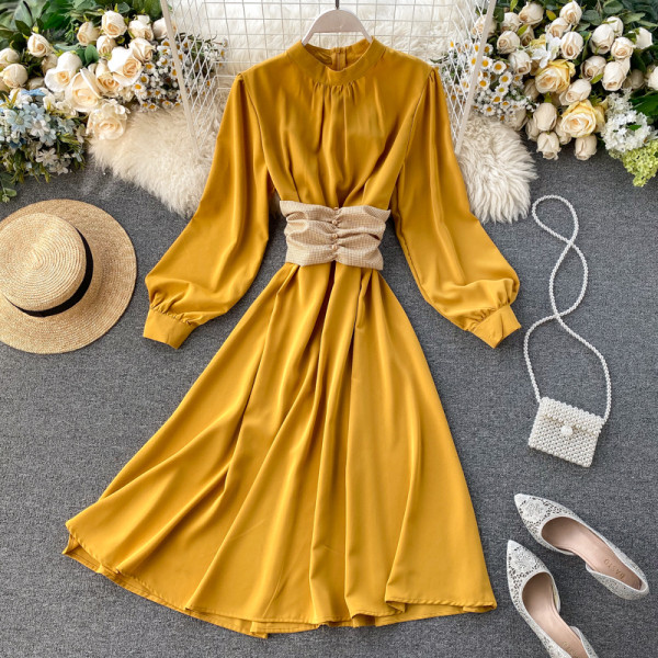 Hosszú, modern női ruha széles ujjakkal és O-nyakú sárga, piros, kék, rózsaszín, zöld és fekete színekben