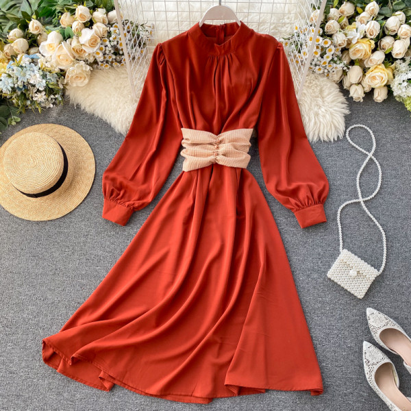 Hosszú, modern női ruha széles ujjakkal és O-nyakú sárga, piros, kék, rózsaszín, zöld és fekete színekben