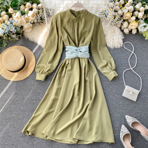 Hosszú, modern női ruha széles ujjakkal és O-nyakú sárga, piros, kék, rózsaszín, zöld és fekete színekben