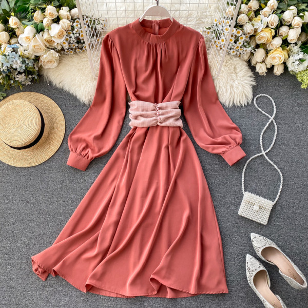 Hosszú, modern női ruha széles ujjakkal és O-nyakú sárga, piros, kék, rózsaszín, zöld és fekete színekben