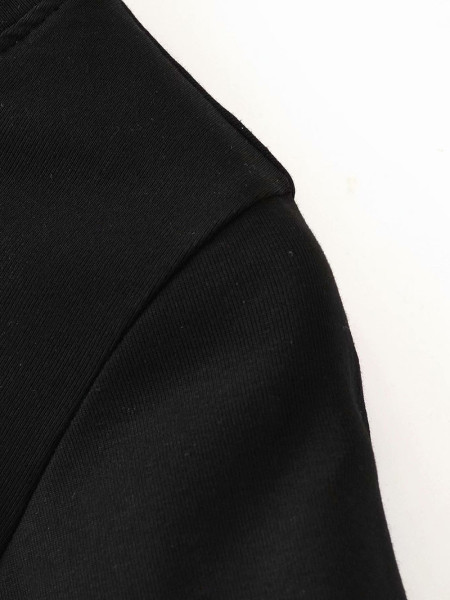 Rövid alkalmi póló rövid ujjal fekete színben, rátéttel