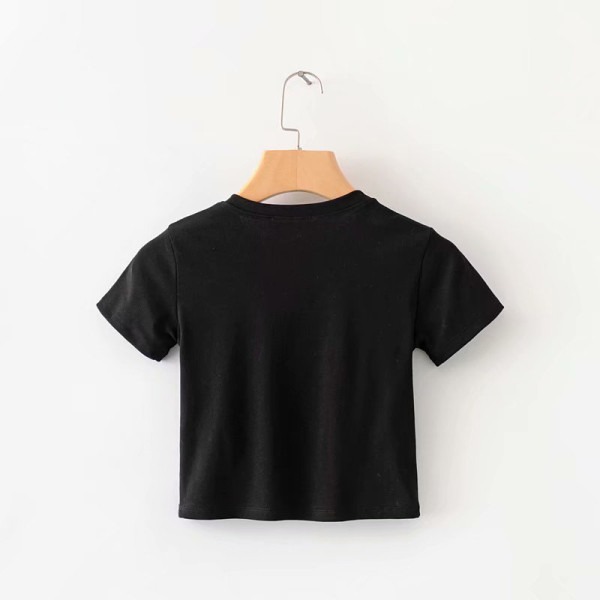 Rövid alkalmi póló rövid ujjal fekete színben, rátéttel