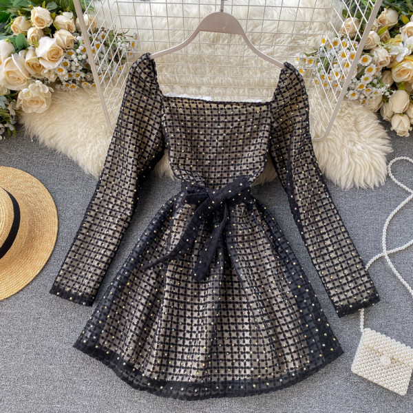 Rochie eleganta din dantela cu pietre si decolteu patrat cu centura alb-negru