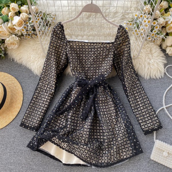 Rochie eleganta din dantela cu pietre si decolteu patrat cu centura alb-negru