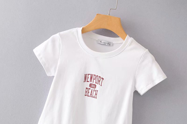 Rövid, modern fehér póló rövid ujjal és rátéttel