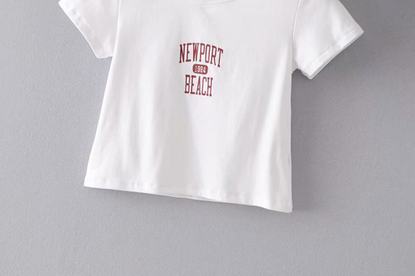 Rövid, modern fehér póló rövid ujjal és rátéttel