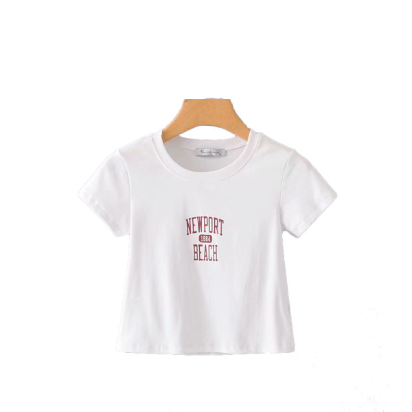 Rövid, modern fehér póló rövid ujjal és rátéttel