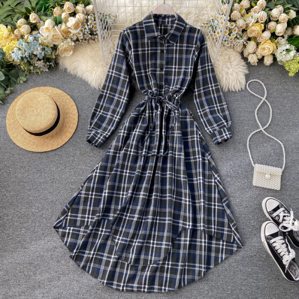 Női hosszú kockás ingruha klasszikus gallérral fekete, zöld és piros színekben