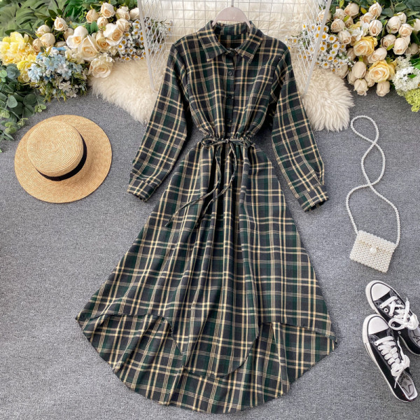 Női hosszú kockás ingruha klasszikus gallérral fekete, zöld és piros színekben