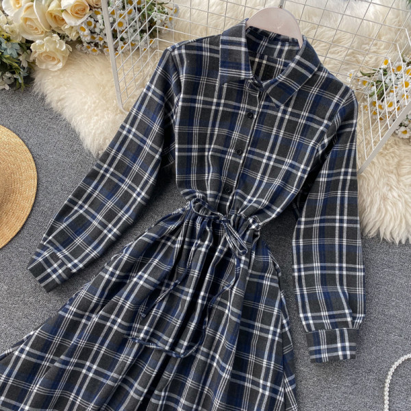 Női hosszú kockás ingruha klasszikus gallérral fekete, zöld és piros színekben