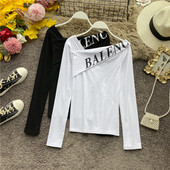 Lezser női blúz csupasz váll, fehér és fekete felirattal