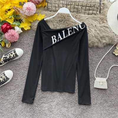 Lezser női blúz csupasz váll, fehér és fekete felirattal