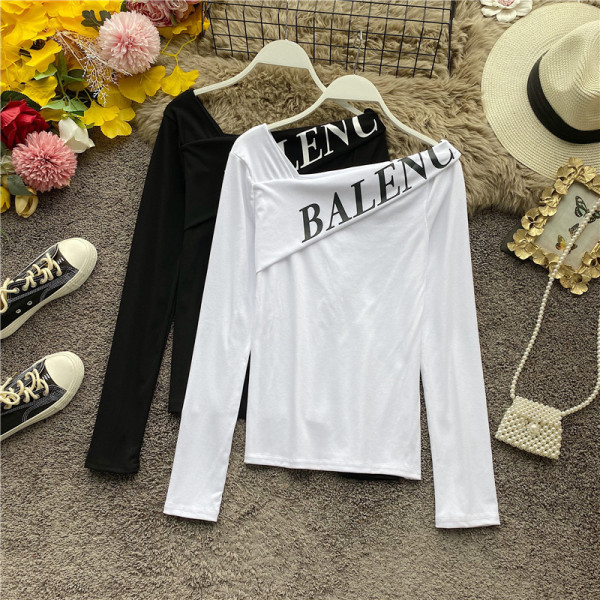 Lezser női blúz csupasz váll, fehér és fekete felirattal