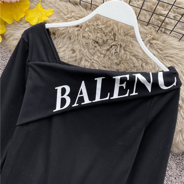 Lezser női blúz csupasz váll, fehér és fekete felirattal