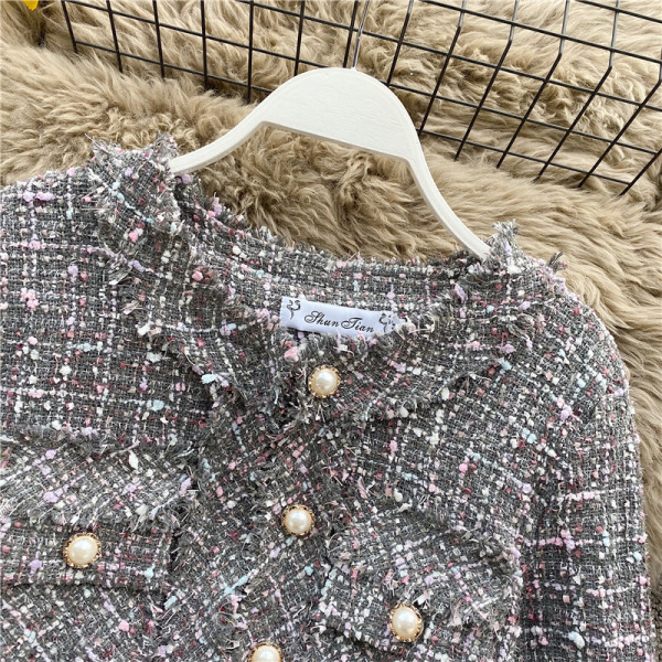 Modern női kockás, retro kabát, hosszú ujjal és gombokkal szürke színben