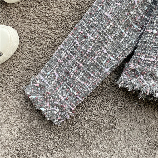 Modern női kockás, retro kabát, hosszú ujjal és gombokkal szürke színben