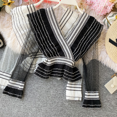 Női ingek új modellje tüll ujjal és mély nyakkivágással fehér és fekete színben