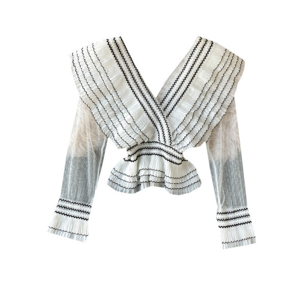 Női ingek új modellje tüll ujjal és mély nyakkivágással fehér és fekete színben