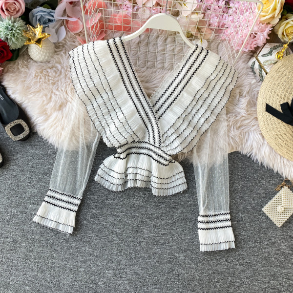 Női ingek új modellje tüll ujjal és mély nyakkivágással fehér és fekete színben