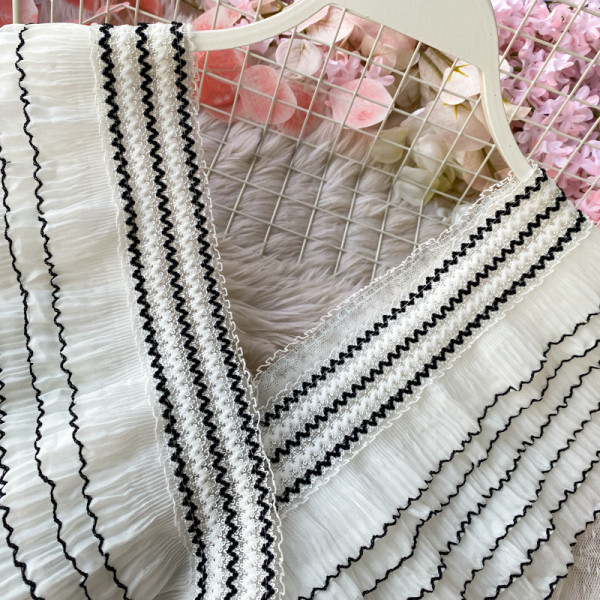 Női ingek új modellje tüll ujjal és mély nyakkivágással fehér és fekete színben