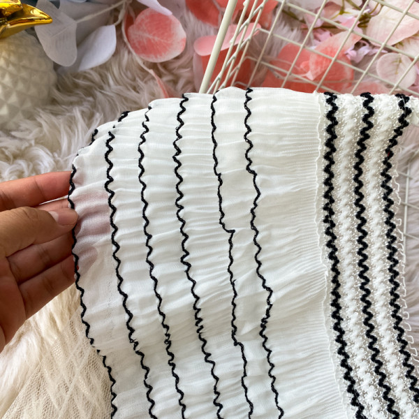 Női ingek új modellje tüll ujjal és mély nyakkivágással fehér és fekete színben