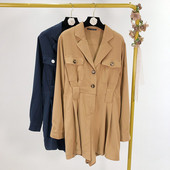 Rövid, hétköznapi női overál bézs és kék színű gombokkal és zsebekkel