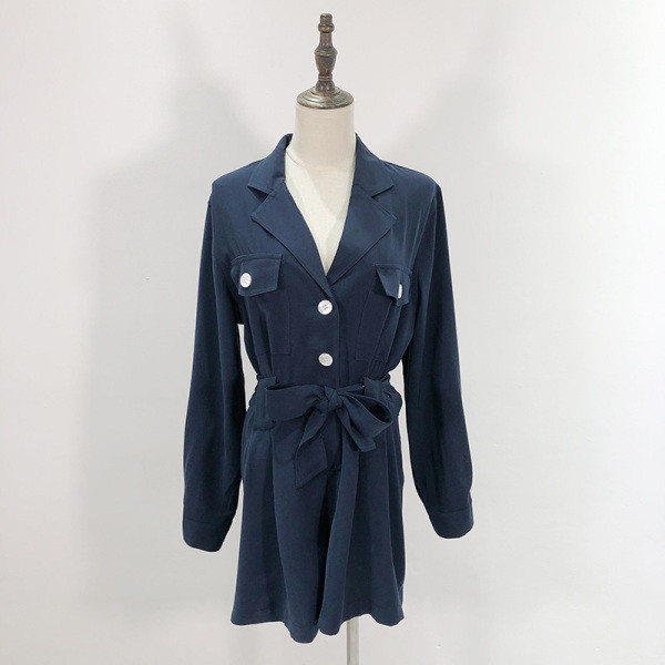 Rövid, hétköznapi női overál bézs és kék színű gombokkal és zsebekkel