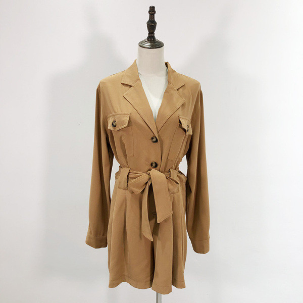 Rövid, hétköznapi női overál bézs és kék színű gombokkal és zsebekkel