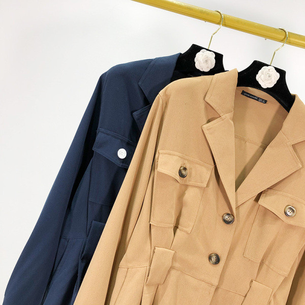 Rövid, hétköznapi női overál bézs és kék színű gombokkal és zsebekkel