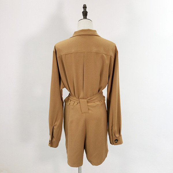 Rövid, hétköznapi női overál bézs és kék színű gombokkal és zsebekkel