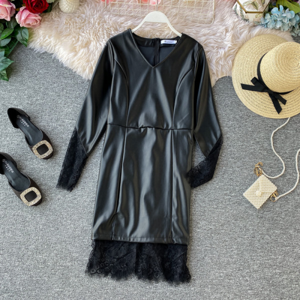 Stílusos női ruha öko bőrből, csipkével és spitz nyakkivágással, fekete színben