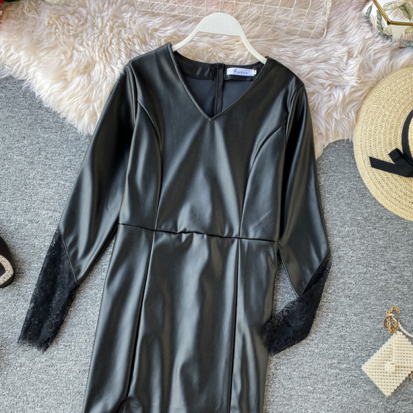 Stílusos női ruha öko bőrből, csipkével és spitz nyakkivágással, fekete színben