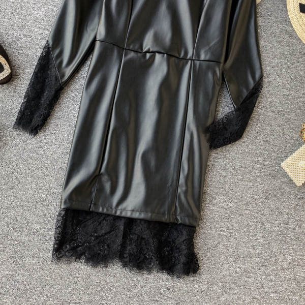 Stílusos női ruha öko bőrből, csipkével és spitz nyakkivágással, fekete színben