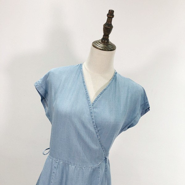 Alkalmi farmerruha mély nyakkivágással és rövid ujjú kék színben