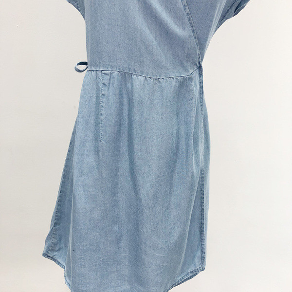 Alkalmi farmerruha mély nyakkivágással és rövid ujjú kék színben