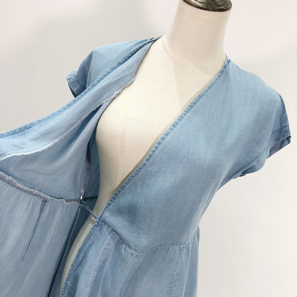 Alkalmi farmerruha mély nyakkivágással és rövid ujjú kék színben