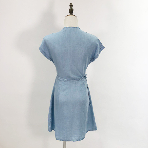 Alkalmi farmerruha mély nyakkivágással és rövid ujjú kék színben