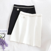 Stílusos női szoknya fekete-fehér színben, magas derékkal és gombokkal