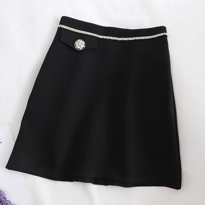 Stílusos női szoknya fekete-fehér színben, magas derékkal és gombokkal