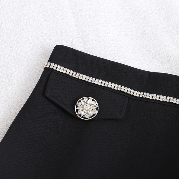 Stílusos női szoknya fekete-fehér színben, magas derékkal és gombokkal