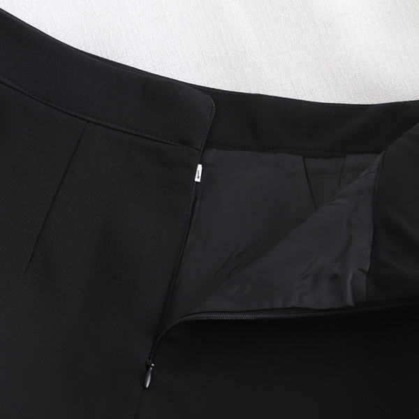 Stílusos női szoknya fekete-fehér színben, magas derékkal és gombokkal