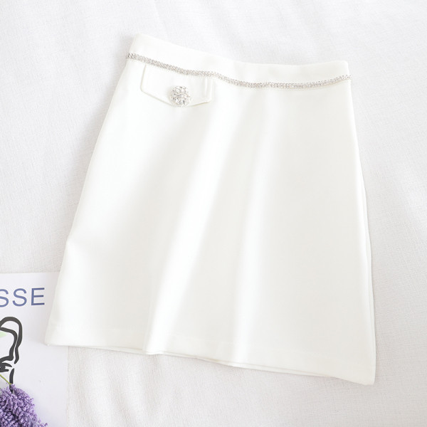 Stílusos női szoknya fekete-fehér színben, magas derékkal és gombokkal